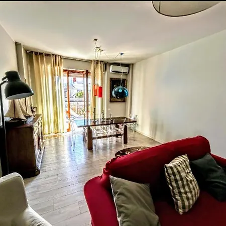 -penthouse Con Terrazza Panoramica -free Parking- カッラーラ