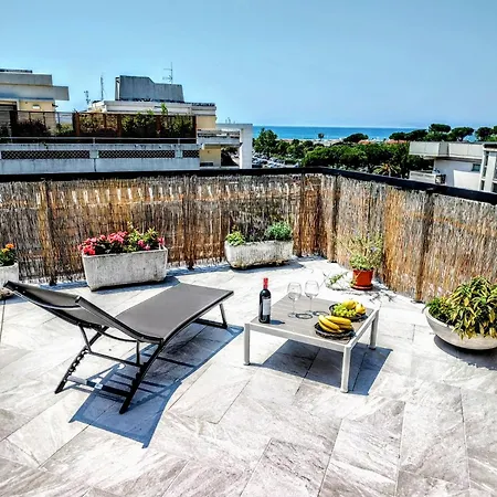 -penthouse Con Terrazza Panoramica -free Parking- アパート カッラーラ